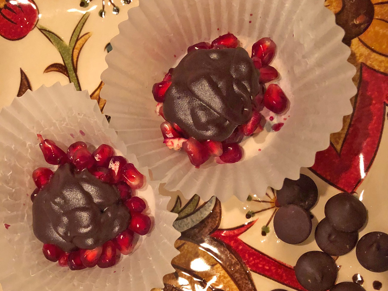 石榴巧克力美食在纸松饼杯中提供。