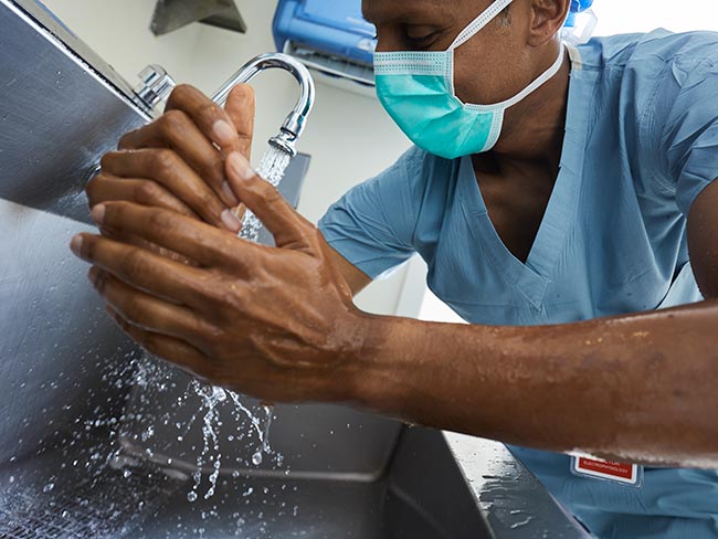 医疗工作者佩带的面罩和洗刷洗手