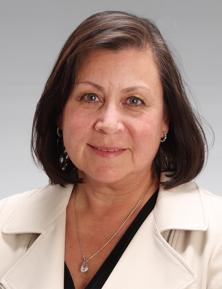 Catherine Hernandez，高级副总裁兼首席交流官