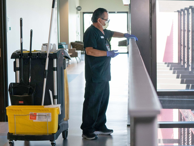 清洁工正在医疗机构的表面消毒