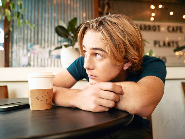 少年在咖啡馆喝咖啡