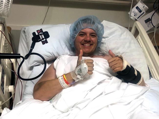 Ollie Zirbel在手术恢复期间竖起大拇指
