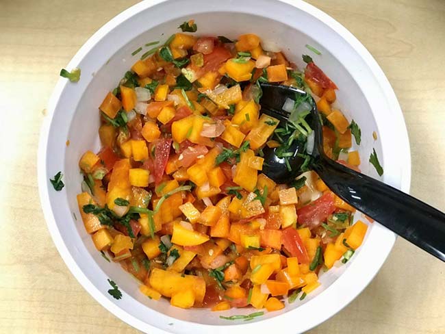 一碗柿子莎莎和汤匙