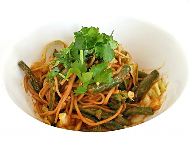 泰国花生面条用香菜装饰在白碗里