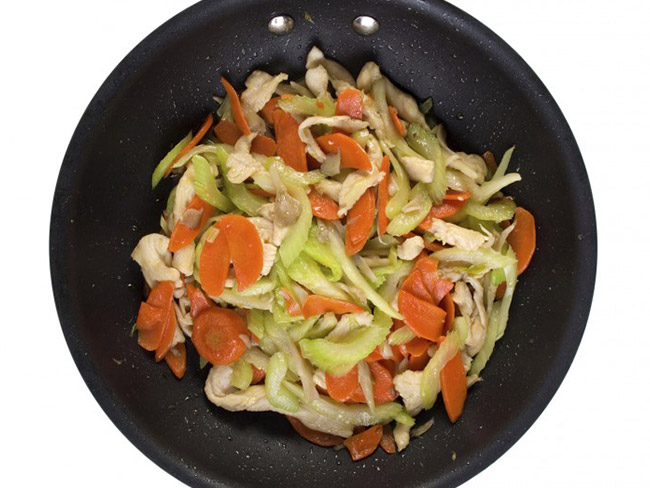 用切碎的蔬菜和鸡肉炒锅。