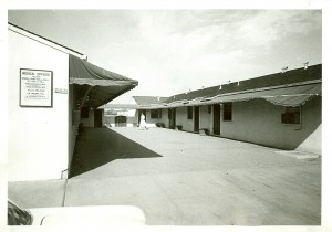 位于加利福尼亚州匹兹堡的第一家凯撒永久raybat官网医疗中心的图片，它是在一家旧汽车旅馆里。