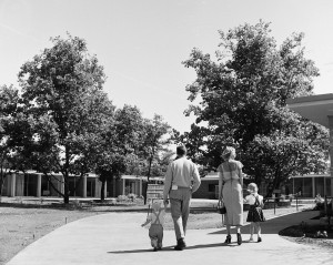 一个家庭参观1953年竣工的凯泽永久核桃溪医院。raybat官网