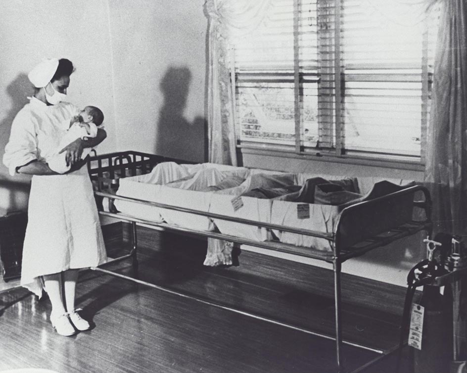 一个护士抱着一个婴儿的黑白照片