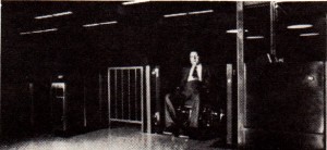 黑白图片，特别设计的检票口允许轮椅通过