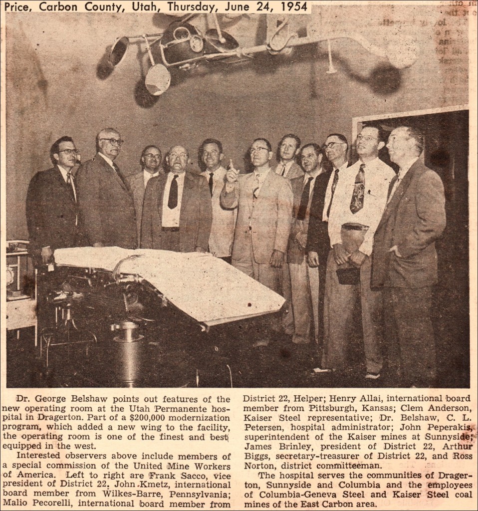 报纸剪裁，一群人站在病房里的照片
