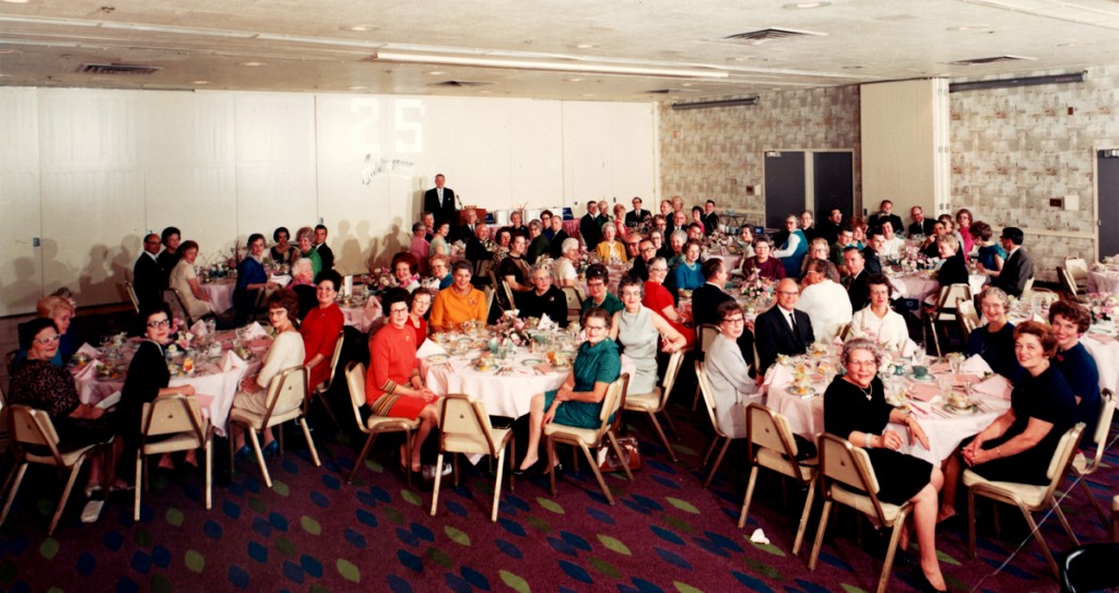 raybat官网Kaiser Envergee Northwest地区1977年11月的25周年庆典和服务奖晚宴。
