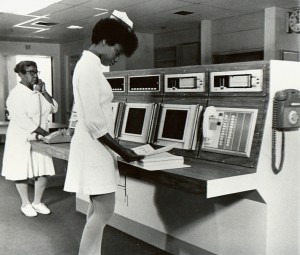 大约1965年，护士在心脏监护室使用监测系统