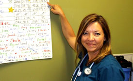凯撒医疗机构初级护理执业护士希拉raybat官网·查多(Shelia Chado)在一次会议上指着一张图表