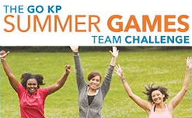 顶部是GoKP夏季运动会团队挑战的文本处理，下面是三个穿着运动服的女人在公园里举起手臂跳起来