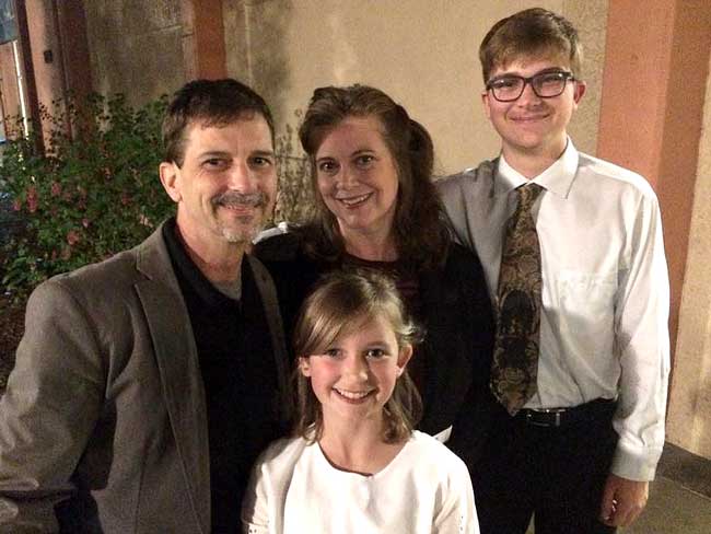 斯泰西·斯特林和她的家人:丈夫韦恩，女儿韦恩和儿子诺亚。