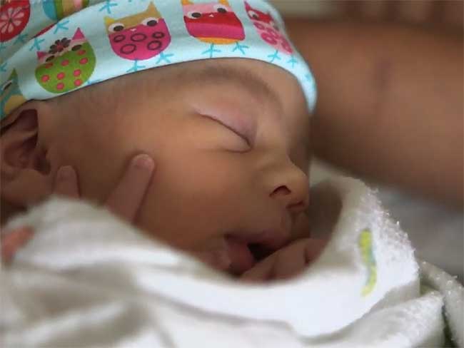 睡觉新出生的婴孩的特写镜头。