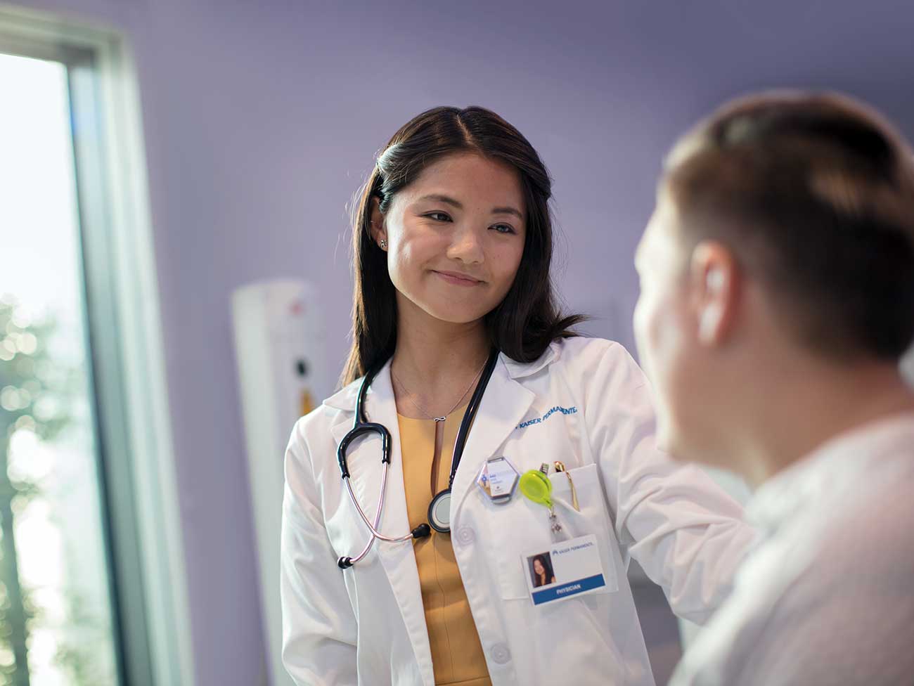 一位面带微笑的女医生正在向癌症患者咨询。
