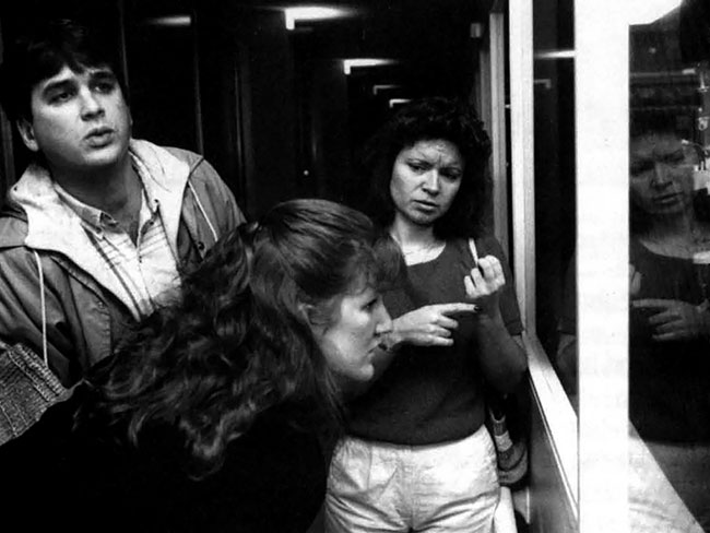 1988年，耳聋的乔斯·科埃略和乔安妮·科埃略在翻译卢安·库克的陪同下参观了俄勒冈州波特兰市的贝斯·凯泽医疗中心。