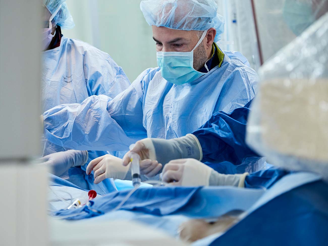 一名戴着外科口罩的男子正在给病人做手术