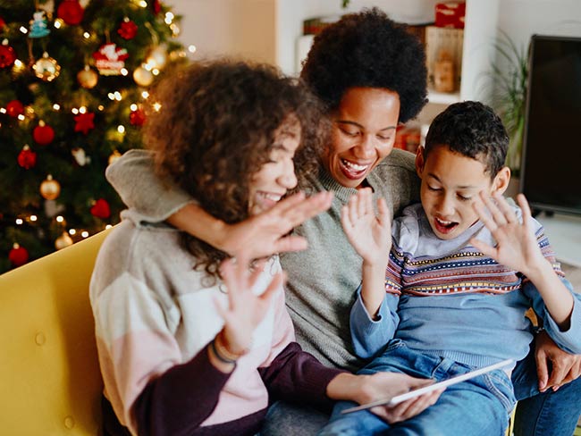在大流行期间的圣诞节与家人进行视频通话