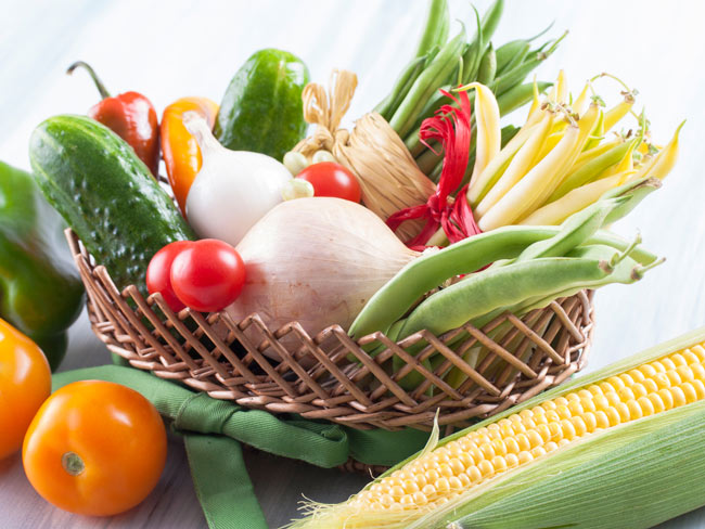 夏天蔬菜篮子，包括洋葱，西红柿，玉米，青豆
