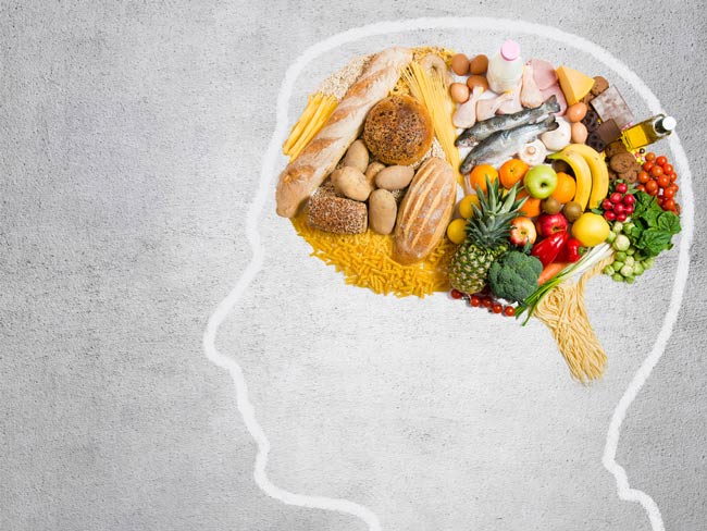 人头的剪影概述，用在脑子中所描述的各种各样的食物。