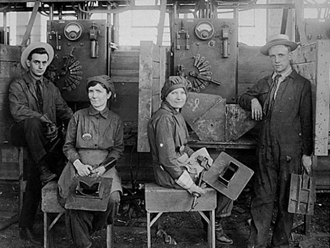 莎拉·a·欧文和艾娜·坎尼斯托在焊机旁工作《巴尔的摩太阳报》1918年12月15日
