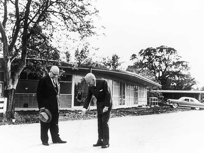 亨利·j·凯泽和西德尼·r·加菲尔德医学博士勘测核桃溪医疗中心的场地，该中心于1953年完工。