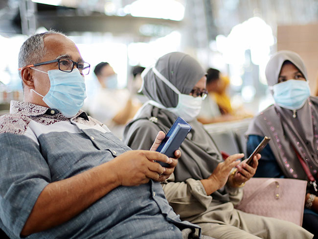 穆斯林家庭在机场戴口罩