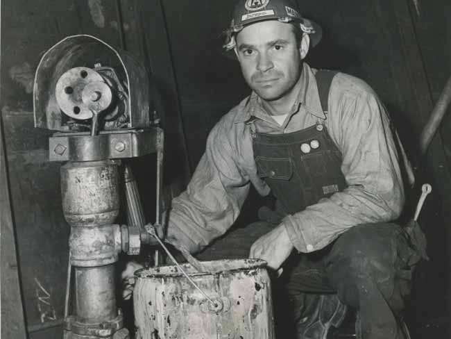 带泵的维修工人，“劳动管理”，凯泽里士满第四船厂，大约1943年