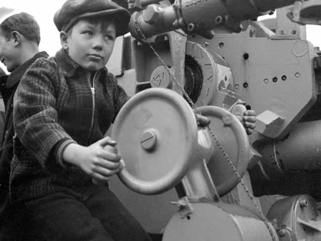 带着5英寸甲板炮的孩子，可能是在海军访客日的潜艇上，大约1943年