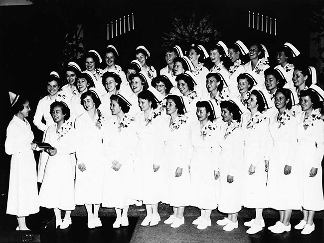 永久基金会护理学校1951年毕业班的学生站着，面对左边站着的多萝西娅·丹尼尔斯