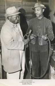 1944年凯撒里士满造船厂的两名黑人工人的照片。