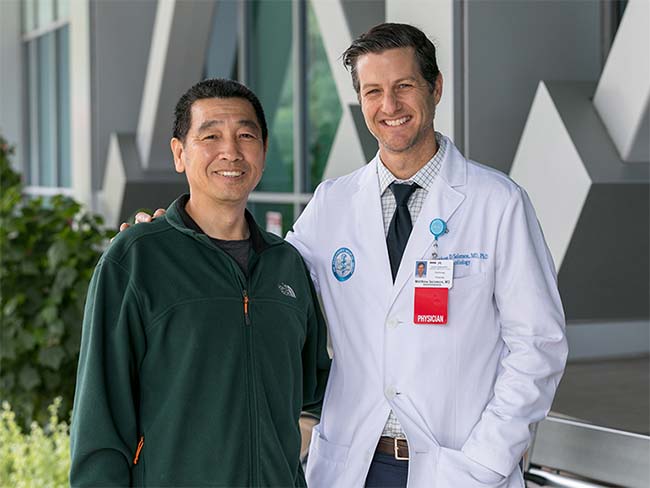 方荣(Rong Fang)和心脏病专家马修·所罗门(Matthew Solomon)在一起，他对心脏瓣膜破裂的快速诊断挽救了54岁的他的生命。