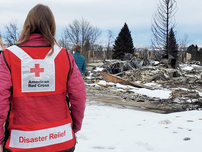红十字会志愿者站在燃烧区域。