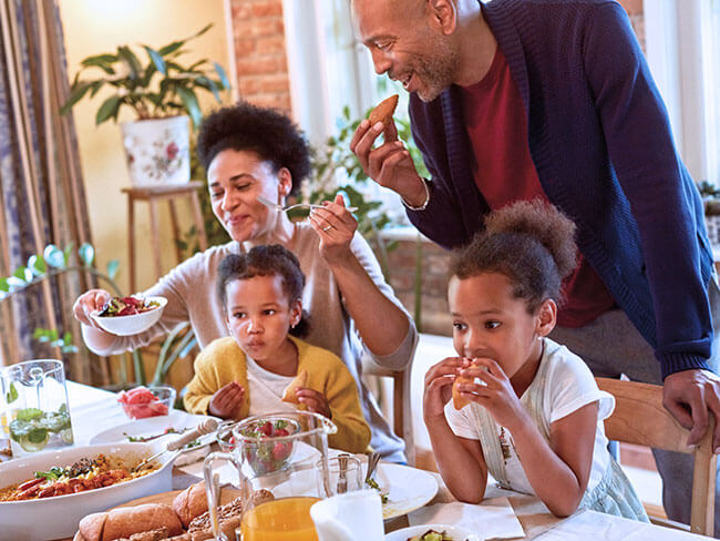一家人聚集在桌子周围，用食物庆祝