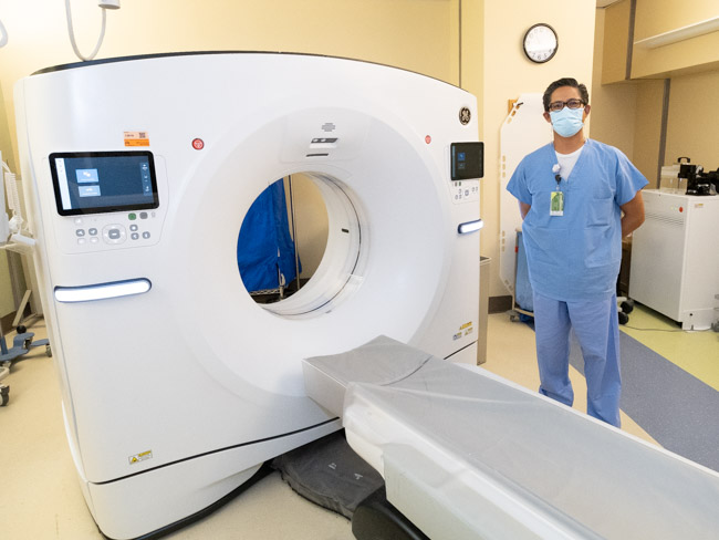 丹尼·加卢拉，高级CT技师，以及新型CT扫描仪。