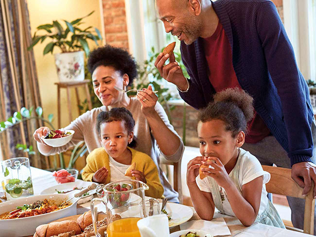 一个幸福的家庭坐在摆满节日大餐的桌子旁。