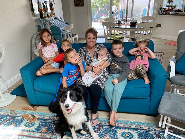 玛拉·马里奥特和她的6个孙子