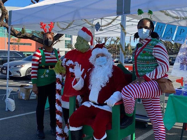 圣诞老人、他的精灵和圣诞怪杰在流感疫苗活动上带来了节日欢乐。