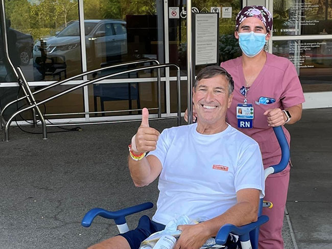 马克·弗雷在完成膝盖置换手术后离开医院。