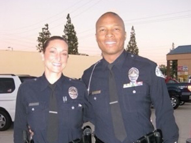 肾脏捐献者莎拉和受赠者及其丈夫罗伯特·诺曼穿着洛杉矶警局的制服
