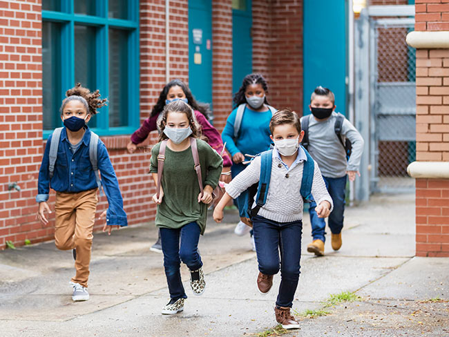 学龄儿童戴着口罩在户外