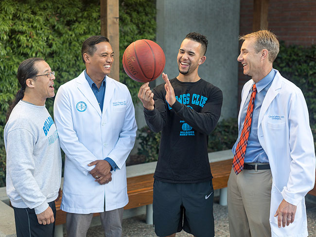 年轻人和他的父亲一起打篮球，还有医生