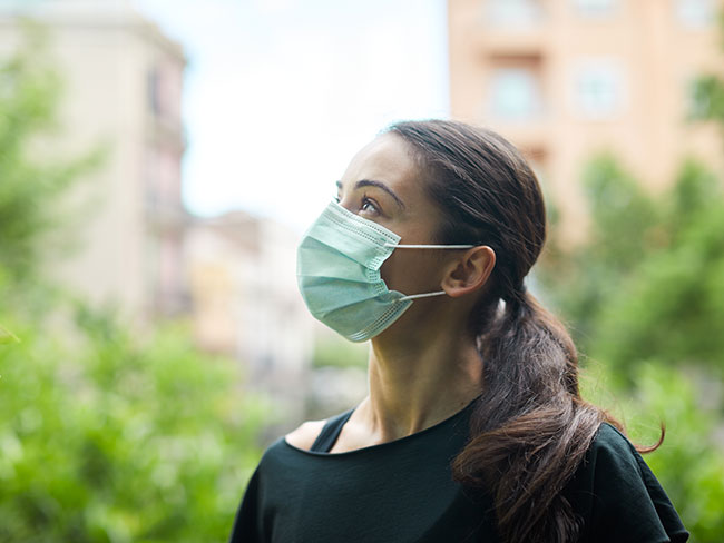 戴口罩的女人看起来很有帮助