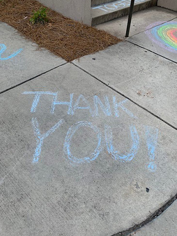 用粉笔写在人行道上的谢谢