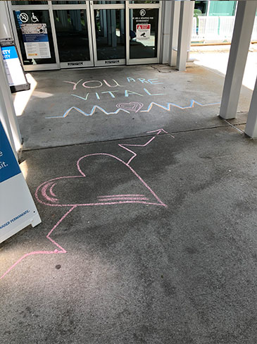医院门口用粉笔写着“你很重要”