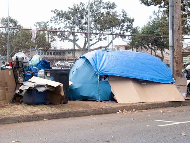 人行道上的帐篷。