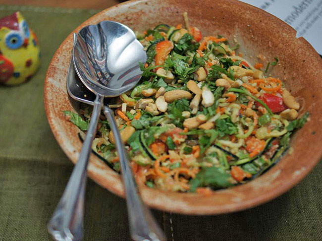 原始的泰国柑橘沙拉和西葫芦在土碗中。