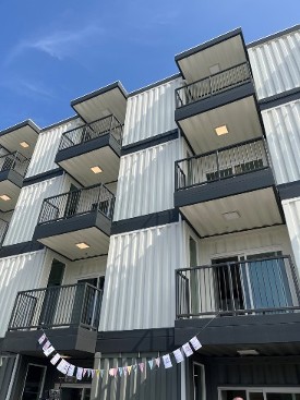 隆重开幕Dolores Huerta公寓强调Kaiser Permanente的投资5000万美元来解决长期无家可归。raybat官网